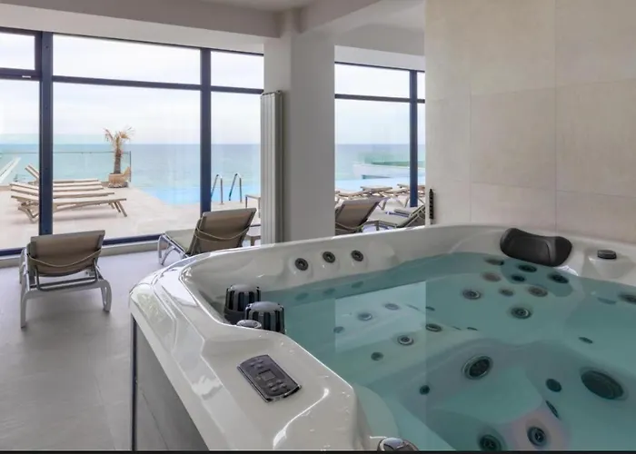 Heaven Infinity Pool & *