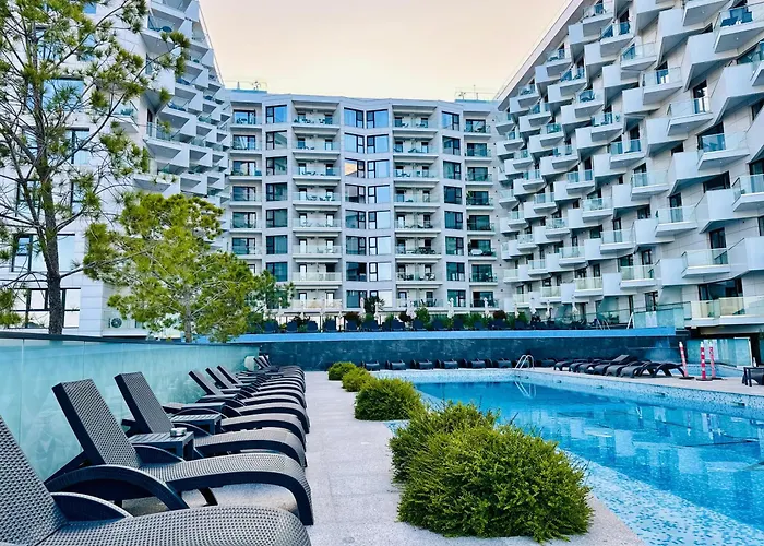 Heaven Infinity Pool & Navodari