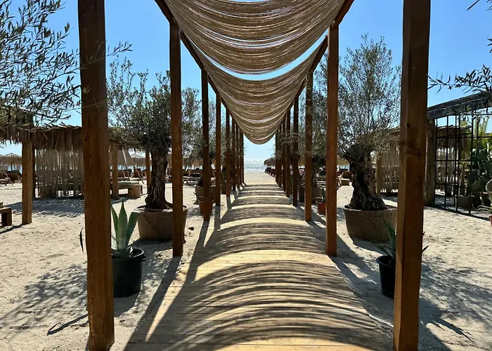 Heaven Infinity Pool & *