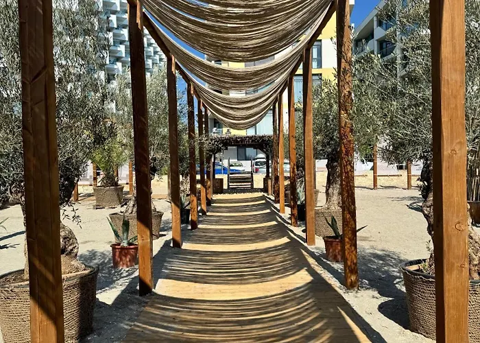 Heaven Infinity Pool & Navodari