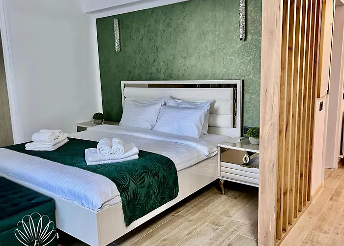 Heaven Infinity Pool & *